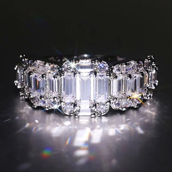 Stunning Silver Crystal Band Ring - Picture 3 of 6